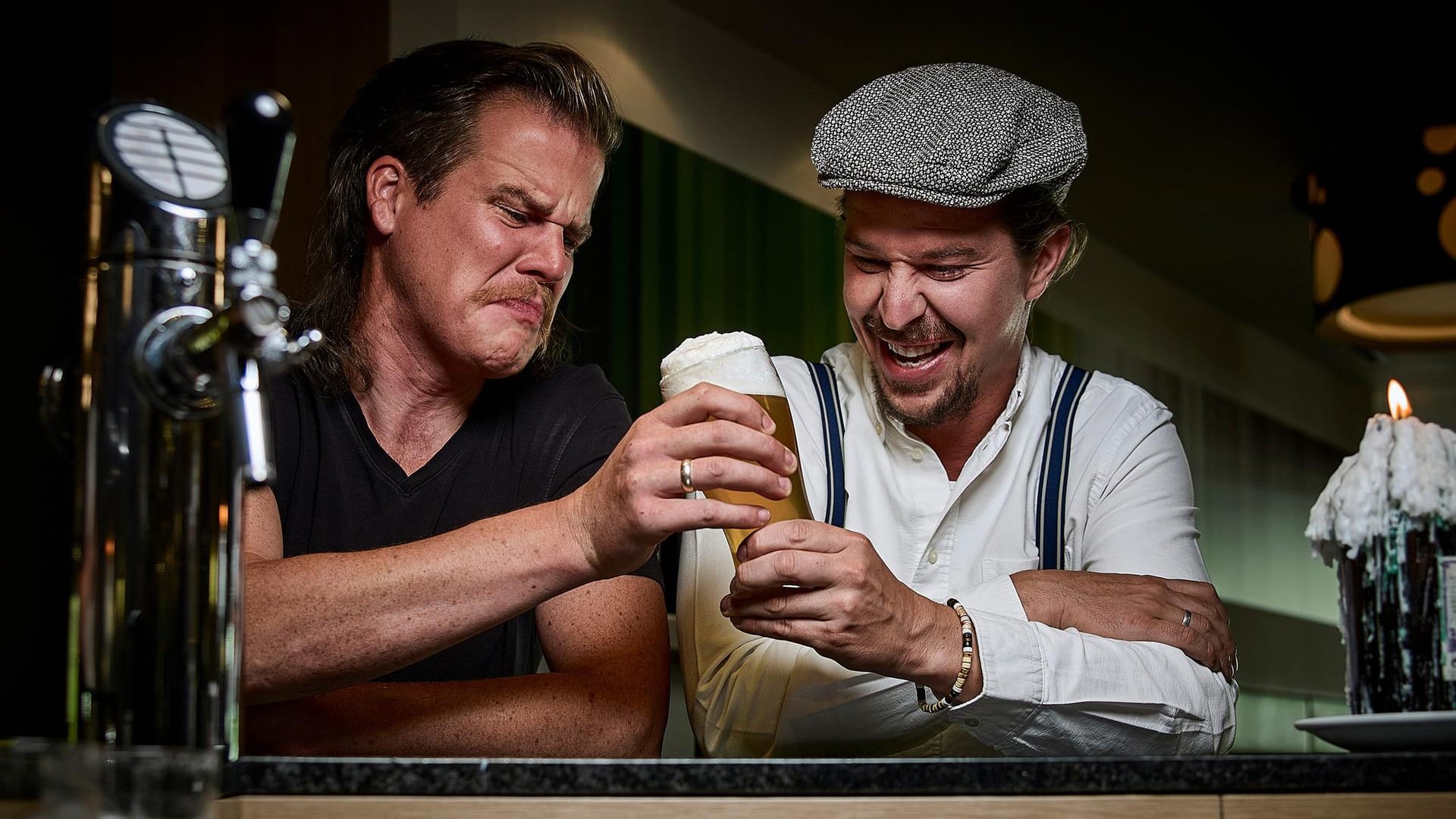 Brauer Florian Schmisl (l.) und Biersommelier Simon Gstrein: Die Österreicher sind die Gründer des "Sölsch"-Bieres aus Tirol.