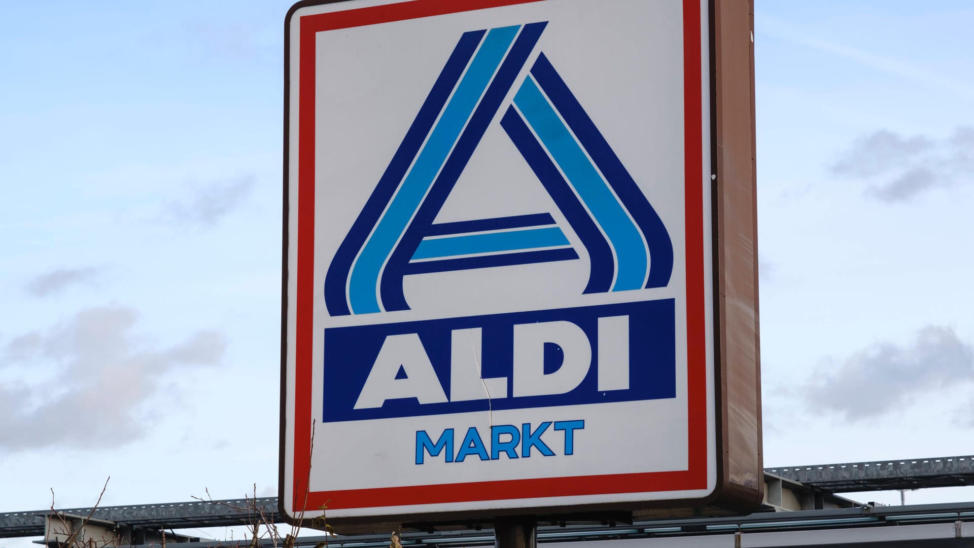 Aldi-Filiale: Der Discounter bietet ab sofort eine nachhaltige Kosmetikflasche.