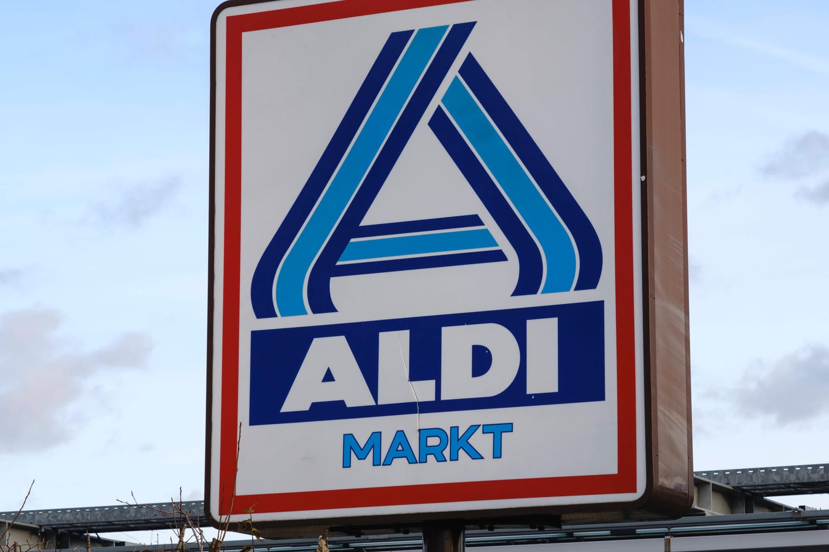 Aldi-Filiale: Der Discounter bietet ab sofort eine nachhaltige Kosmetikflasche.