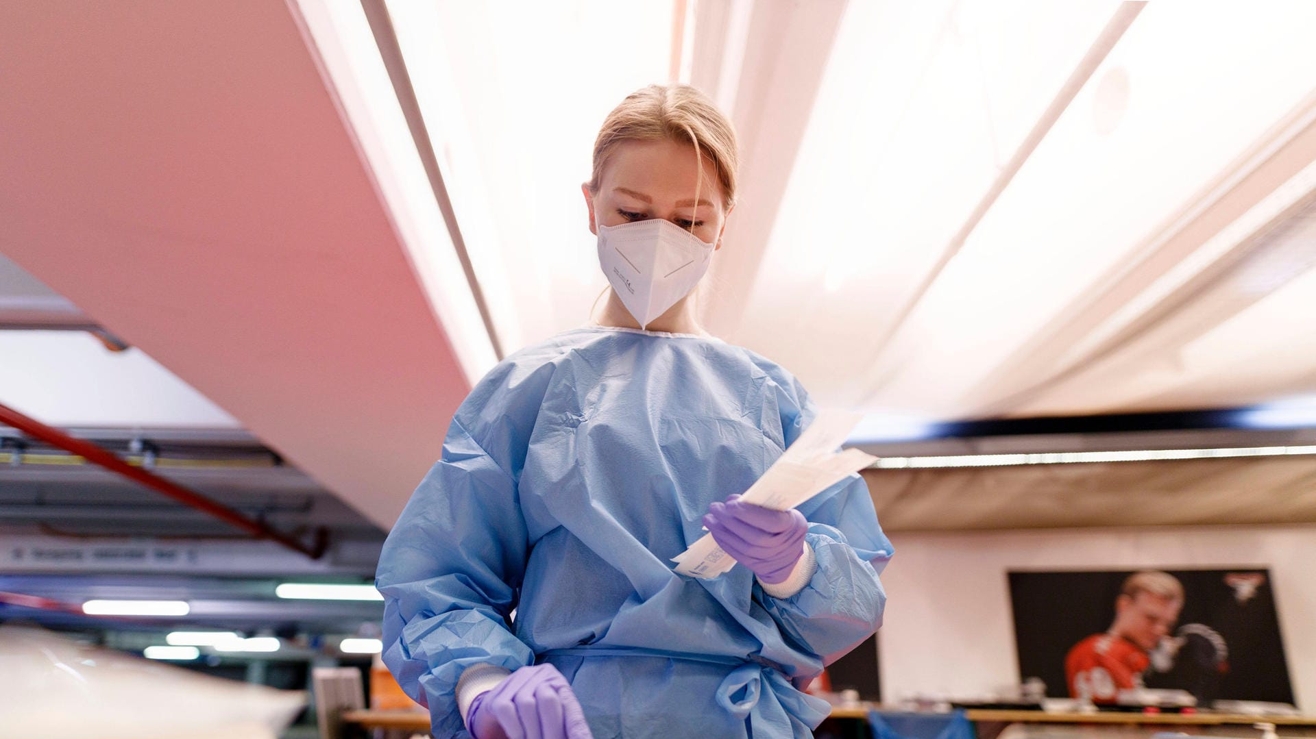 Eine Frau hantiert mit Corona-Tests (Symbolbild): In Köln wurde erstmals die indische Virusmutation nachgewiesen. Eine Frau hantiert mit Corona-Tests (Symbolbild): In Köln wurde erstmals die indische Virusmutation nachgewiesen.