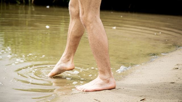 Vorsichtig herantasten: Kaltes Wasser und fehlende Kondition können sonst auf den ersten Schwimmrunden zum Problem werden.