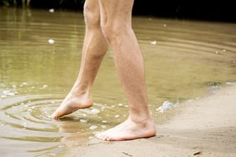 Vorsichtig herantasten: Kaltes Wasser und fehlende Kondition können sonst auf den ersten Schwimmrunden zum Problem werden.