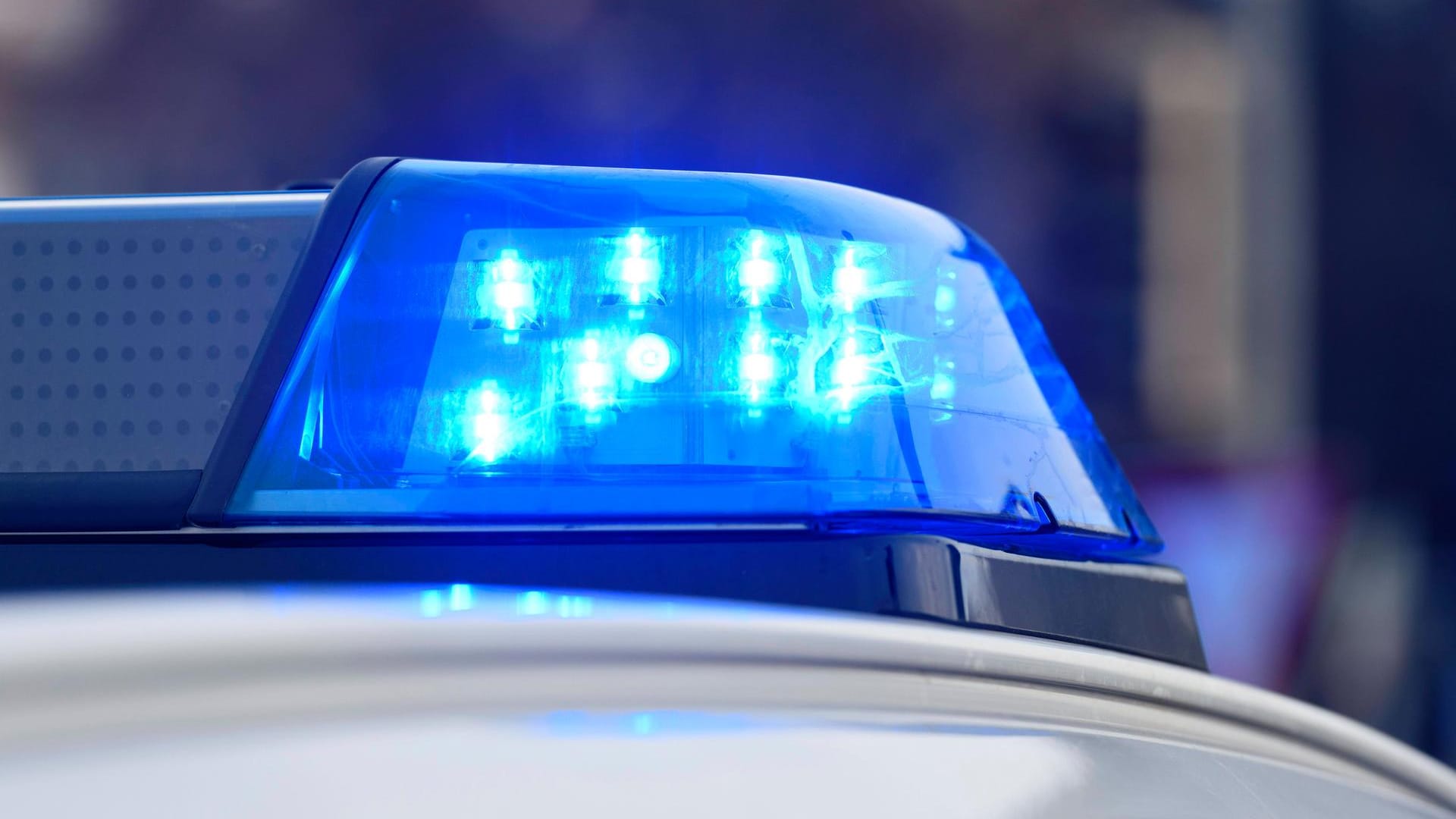 Blaulicht auf einem Streifenwagen Polizei (Symbolbild): In Kassel floh ein E-Scooter-Fahrer nach einem Unfall mit einem Kind.