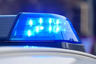 Blaulicht auf einem Streifenwagen Polizei (Symbolbild): In Kassel floh ein E-Scooter-Fahrer nach einem Unfall mit einem Kind.