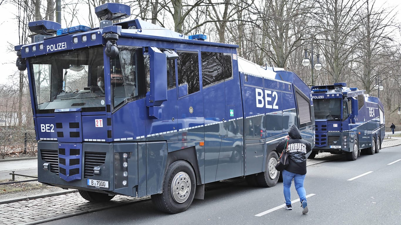 Wasserwerfer stehen auf der Straße des 17. Juni (Symbolbild): Sollte die Lage eskalieren, plant die Berliner Polizei am 1. Mai auch Wasserwerfer einzusetzen.