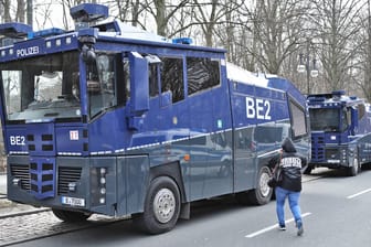 Wasserwerfer stehen auf der Straße des 17. Juni (Symbolbild): Sollte die Lage eskalieren, plant die Berliner Polizei am 1. Mai auch Wasserwerfer einzusetzen.