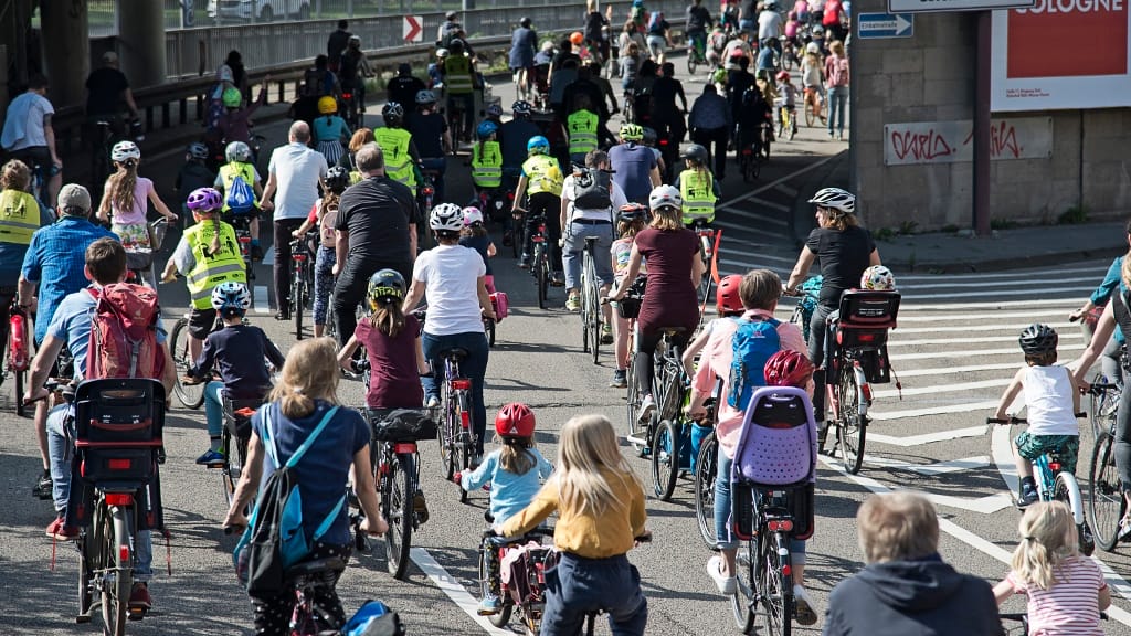 Die "Kidical Mass" auf der Kölner Severinsbrücke.