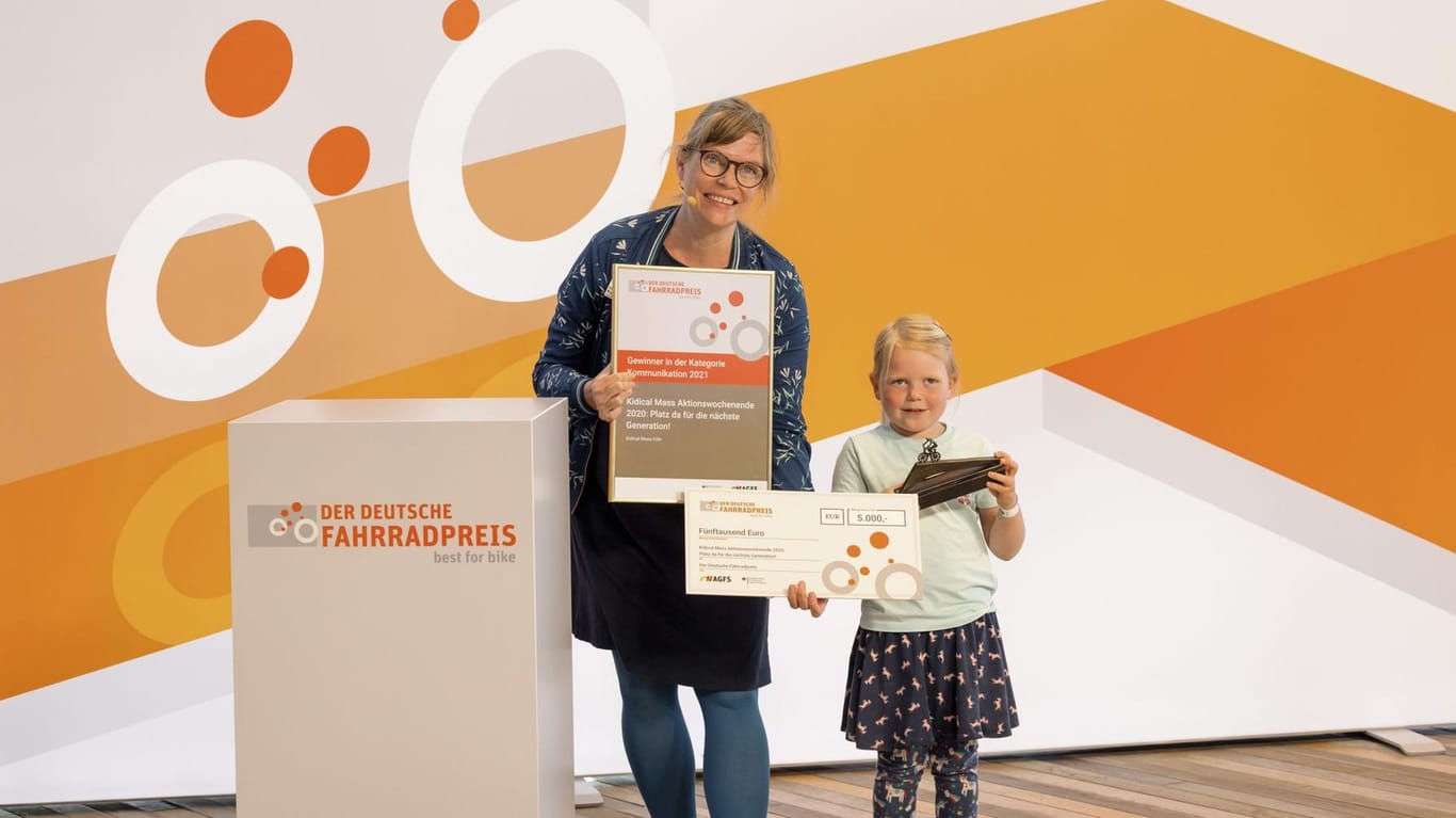 Simone Kraus mit ihrer Tochter bei der Preisverleihung in Hamburg.