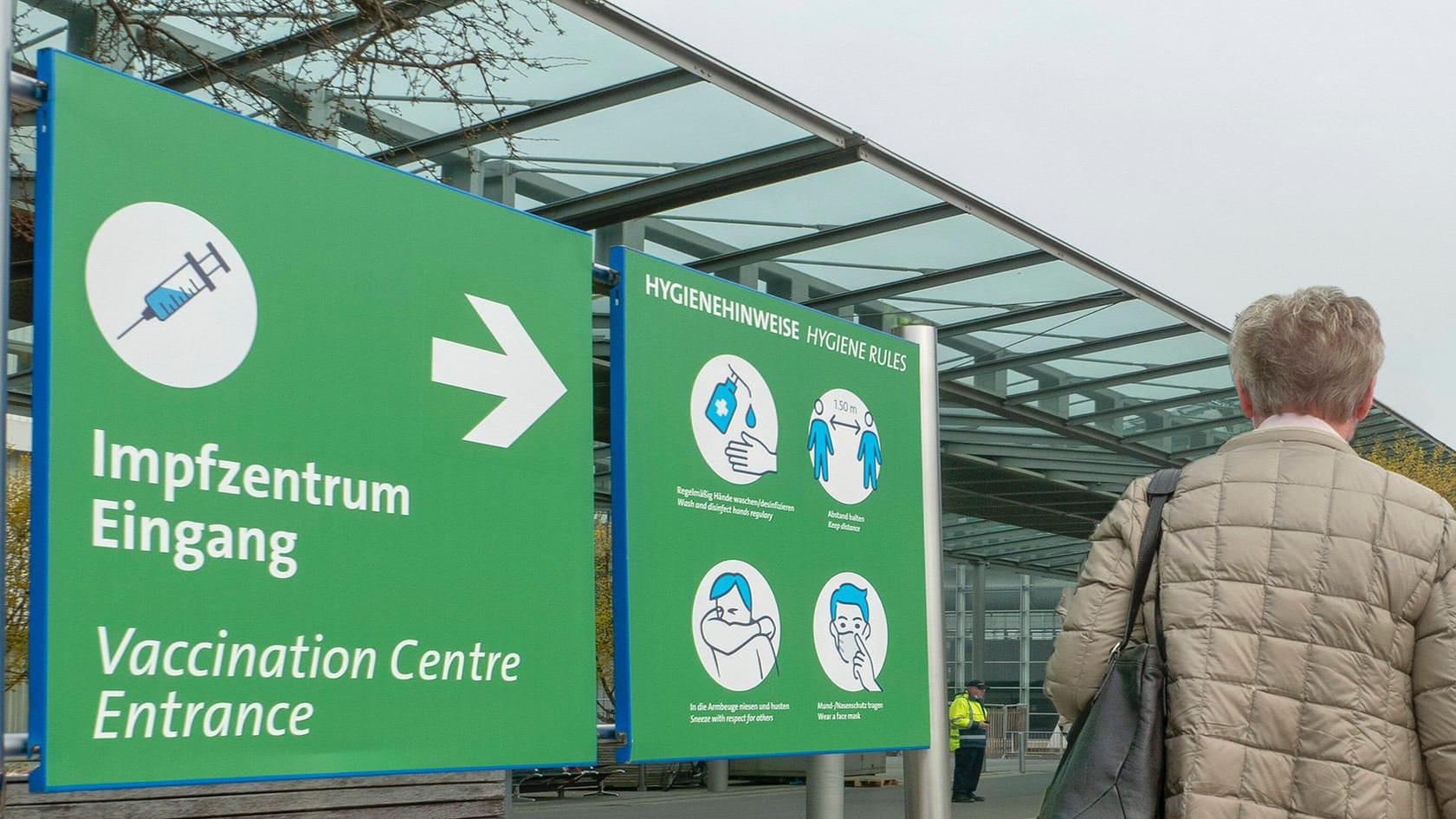 Eine Frau ist auf dem Weg zum Eingang des Impfzentrums in Hannover Messegelände (Archivbild): Dort ist es zu einer Verwechslung des Impfstoffes gekommen.