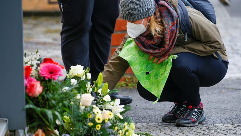 Eine Frau gedenkt den Opfern in Potsdam: Der Tod von vier Menschen in der Oberlinklinik erschüttert ganz Deutschland.