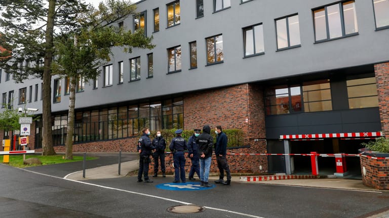 Polizeiaufgebot vor dem Komplex des Oberlinhauses in Potsdam: Dort sind vier Menschen getötet und eine Frau schwer verletzt worden.