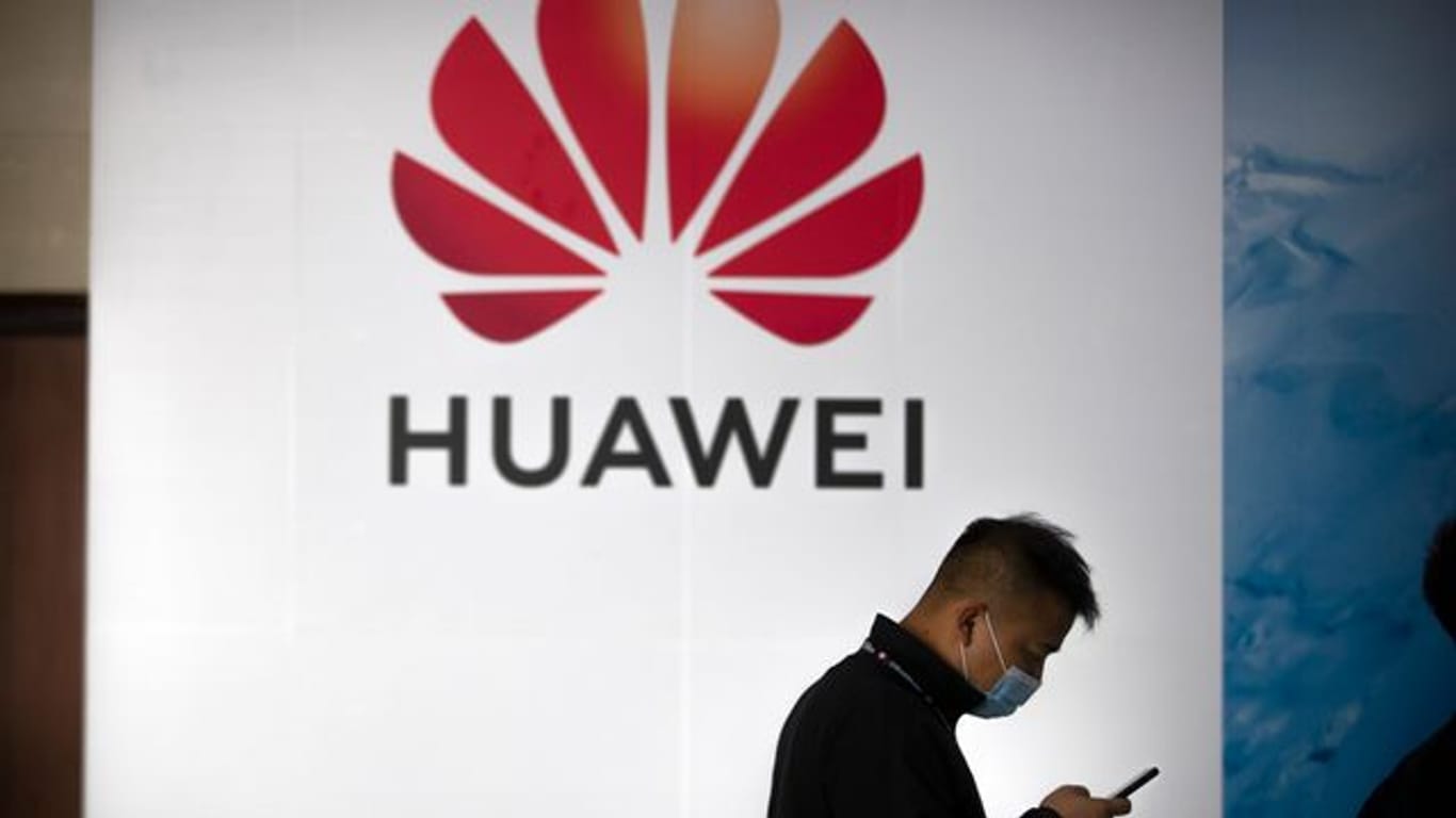 Smartphone-Verkäufe des chinesischen Huawei-Konzerns sind als Folge der US-Sanktionen nach Berechnungen von Marktforschern um gut 60 Prozent eingebrochen.