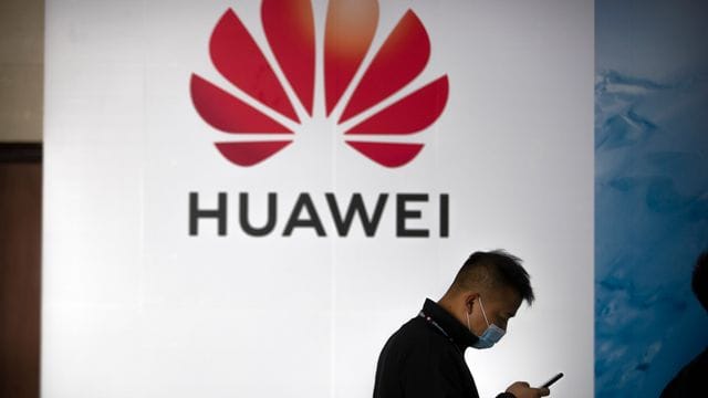 Smartphone-Verkäufe des chinesischen Huawei-Konzerns sind als Folge der US-Sanktionen nach Berechnungen von Marktforschern um gut 60 Prozent eingebrochen. Smartphone-Verkäufe des chinesischen Huawei-Konzerns sind als Folge der US-Sanktionen nach Berechnungen von Marktforschern um gut 60 Prozent eingebrochen.