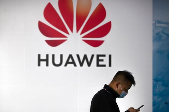 Smartphone-Verkäufe des chinesischen Huawei-Konzerns sind als Folge der US-Sanktionen nach Berechnungen von Marktforschern um gut 60 Prozent eingebrochen.