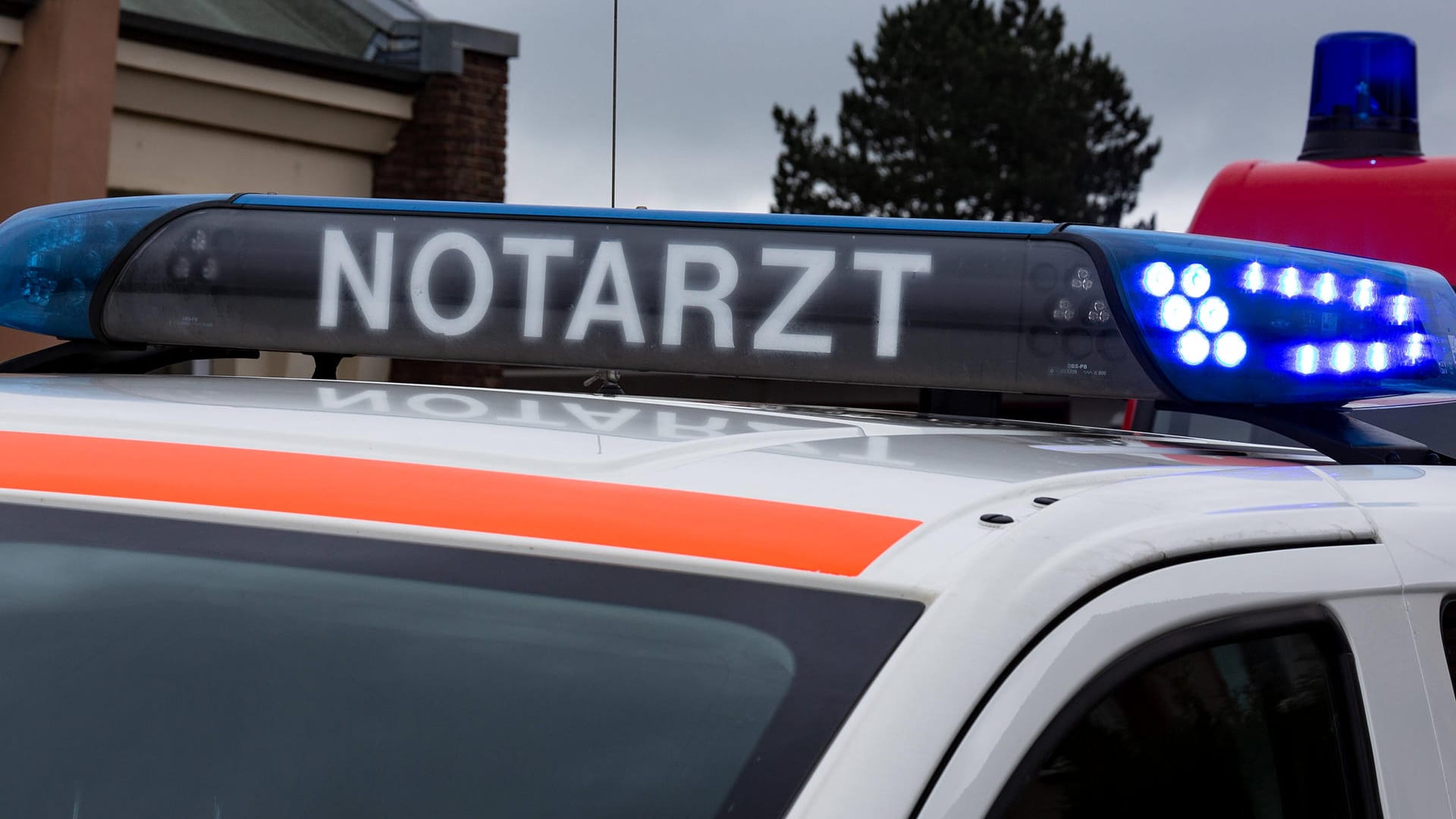 Ein Notarztwagen (Symbolbild): Ein 20-Jähriger erfasste das Kind mit seinem Fiat. Ein Notarztwagen (Symbolbild): Ein 20-Jähriger erfasste das Kind mit seinem Fiat.