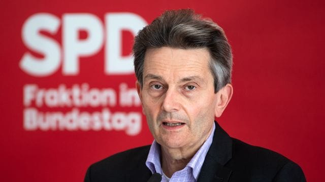 Fordert den Rücktritt von DFB-Präsident Fritz Keller: SPD-Politiker Rolf Mützenich. Fordert den Rücktritt von DFB-Präsident Fritz Keller: SPD-Politiker Rolf Mützenich.