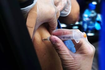 Die Impfstoffe von Moderna und Biontech/Pfizer bewahren Ältere sehr wahrscheinlich vor einem Krankenhausaufenthalt wegen Covid-19.