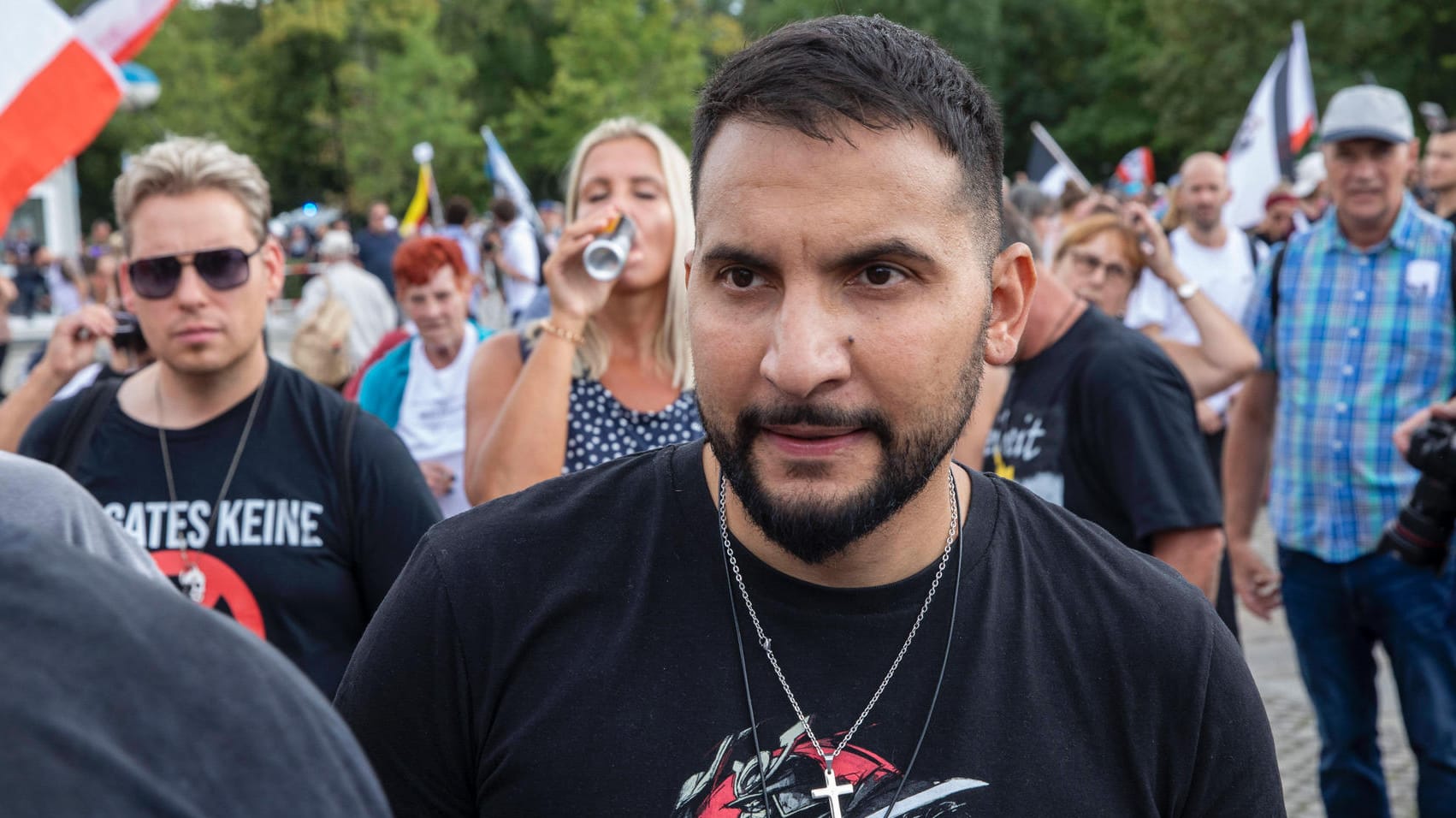 Attila Hildmann auf einer Anti-Corona-Demonstration im vergangenen Sommer (Symbolbild): Früher verdiente Hildmann sein Geld mit veganen Kochbüchern.