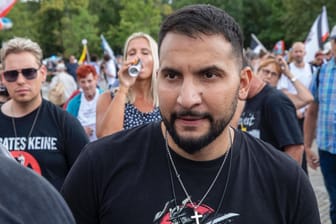 Attila Hildmann auf einer Anti-Corona-Demonstration im vergangenen Sommer (Symbolbild): Früher verdiente Hildmann sein Geld mit veganen Kochbüchern.