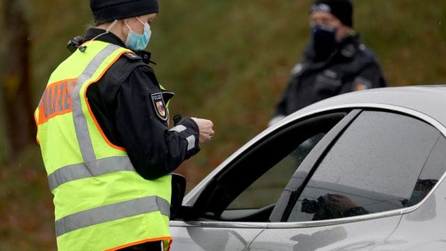 Laut einem EuGH-Urteil müssen deutsche Behörden einen im Ausland erneuerten Führerschein nicht anerkennen, wenn hierzulande ein Fahrverbot vorliegt.