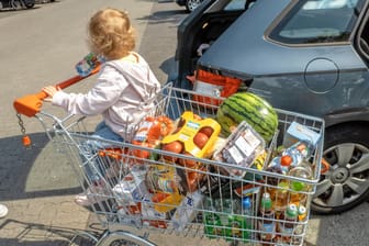 Voller Einkaufswagen (Symbolbild): Die Preise gehen hoch.