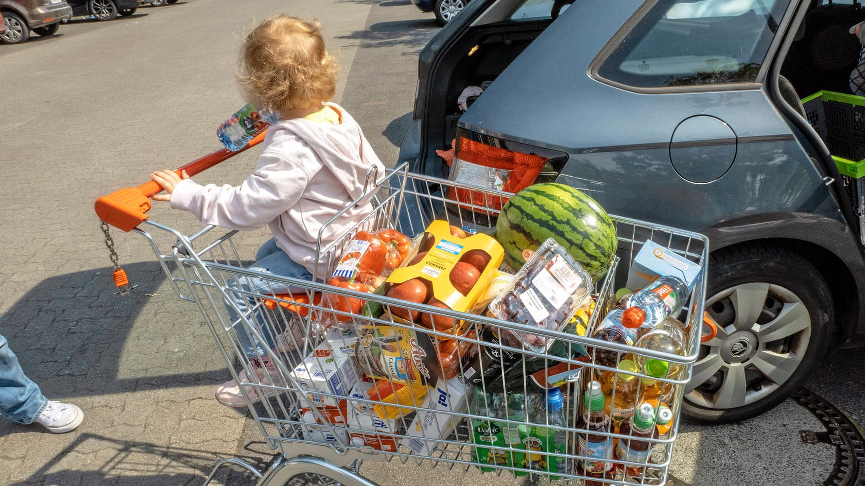 Voller Einkaufswagen (Symbolbild): Die Preise gehen hoch.