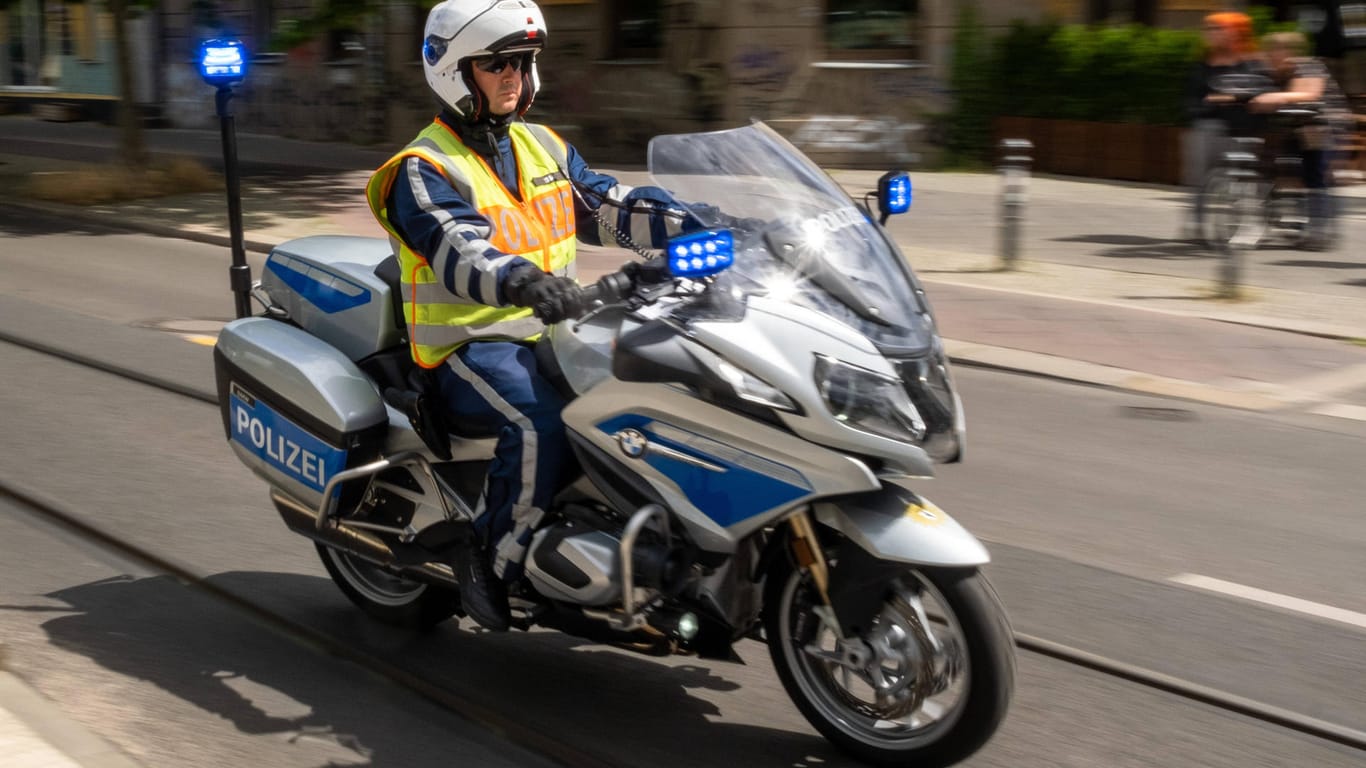 Ein Polizist auf dem Motorrad (Symbolbild): Einer Braut brachte ein Beamter ihre Geldbörse.