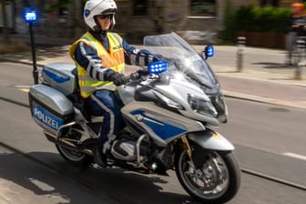 Ein Polizist auf dem Motorrad (Symbolbild): Einer Braut brachte ein Beamter ihre Geldbörse.