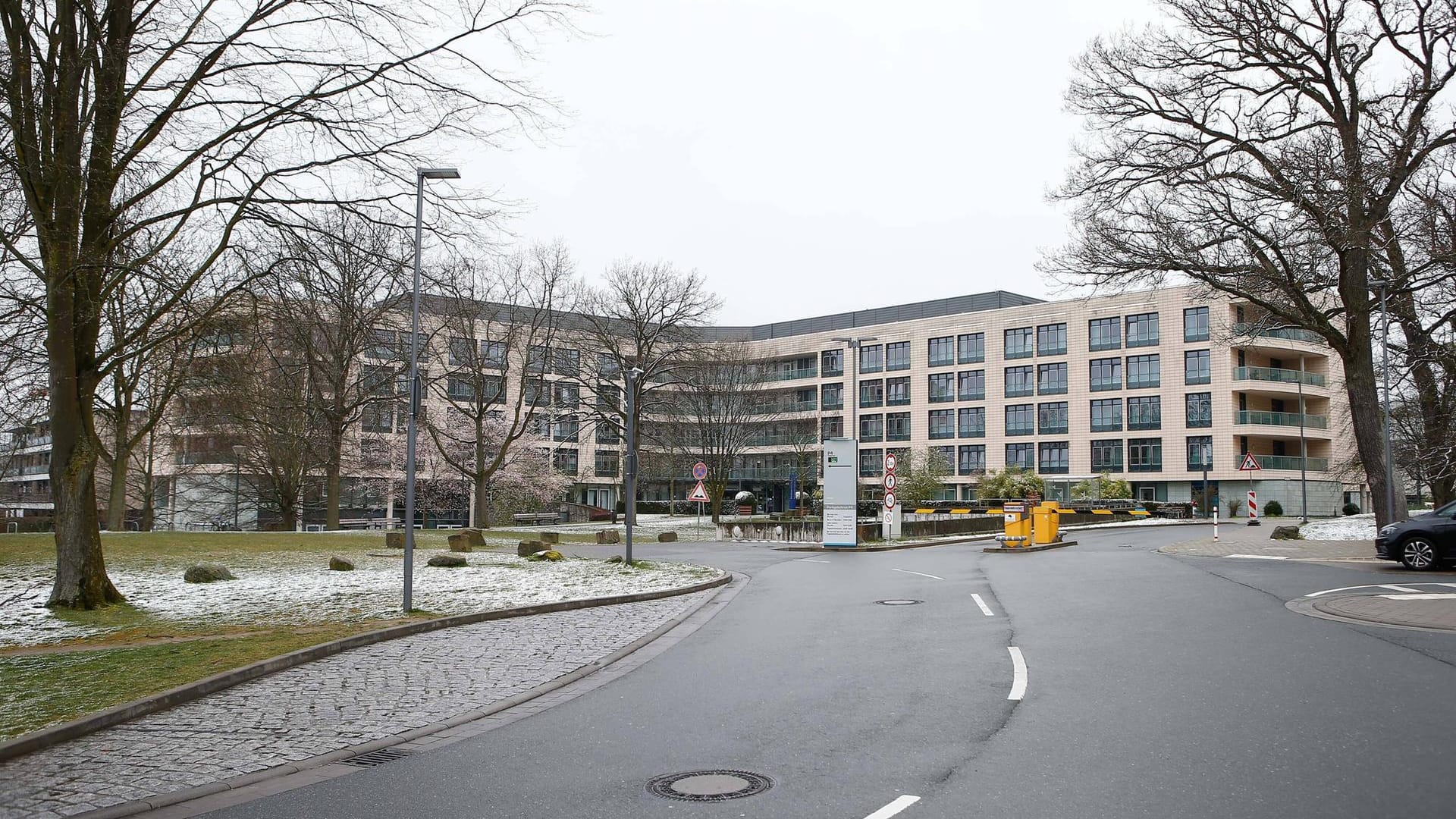 Das Hauptgebäude des Klinikums Wolfsburg (Archivbild): Der Verdächtige hat die 20 Infusionspumpen aus dem Materiallager des Krankenhauses entwendet.