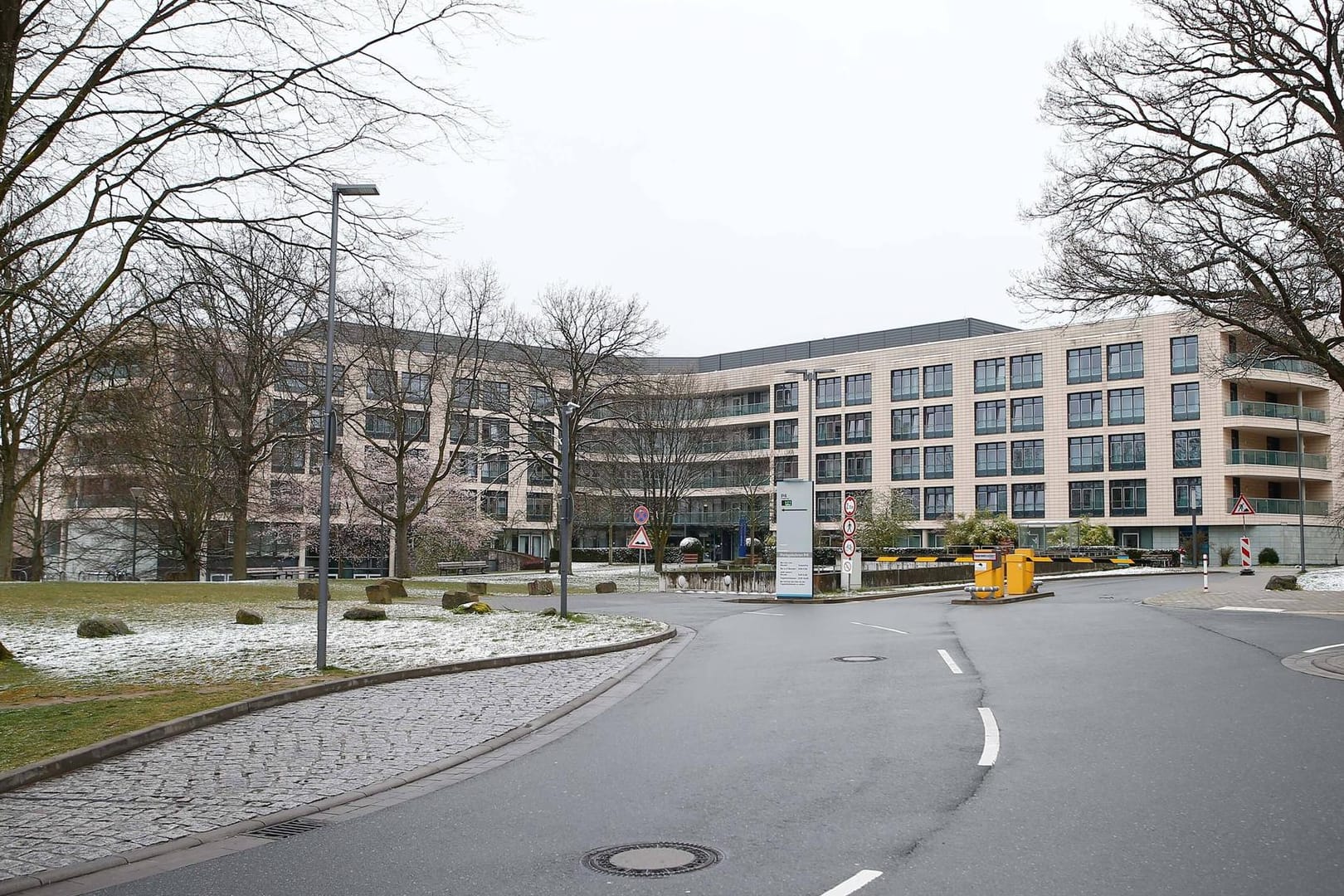 Das Hauptgebäude des Klinikums Wolfsburg (Archivbild): Der Verdächtige hat die 20 Infusionspumpen aus dem Materiallager des Krankenhauses entwendet.