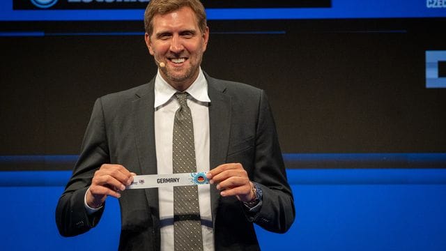 Auslosung für die EM 2022: Dirk Nowitzki hält das Los mit Deutschland.