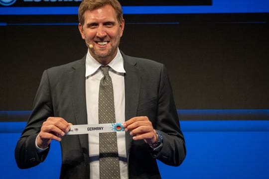 Auslosung für die EM 2022: Dirk Nowitzki hält das Los mit Deutschland.