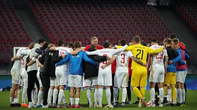 Außenseiter Holstein Kiel will trotz Dauerbelastung in das DFB-Pokalfinale. Außenseiter Holstein Kiel will trotz Dauerbelastung in das DFB-Pokalfinale.