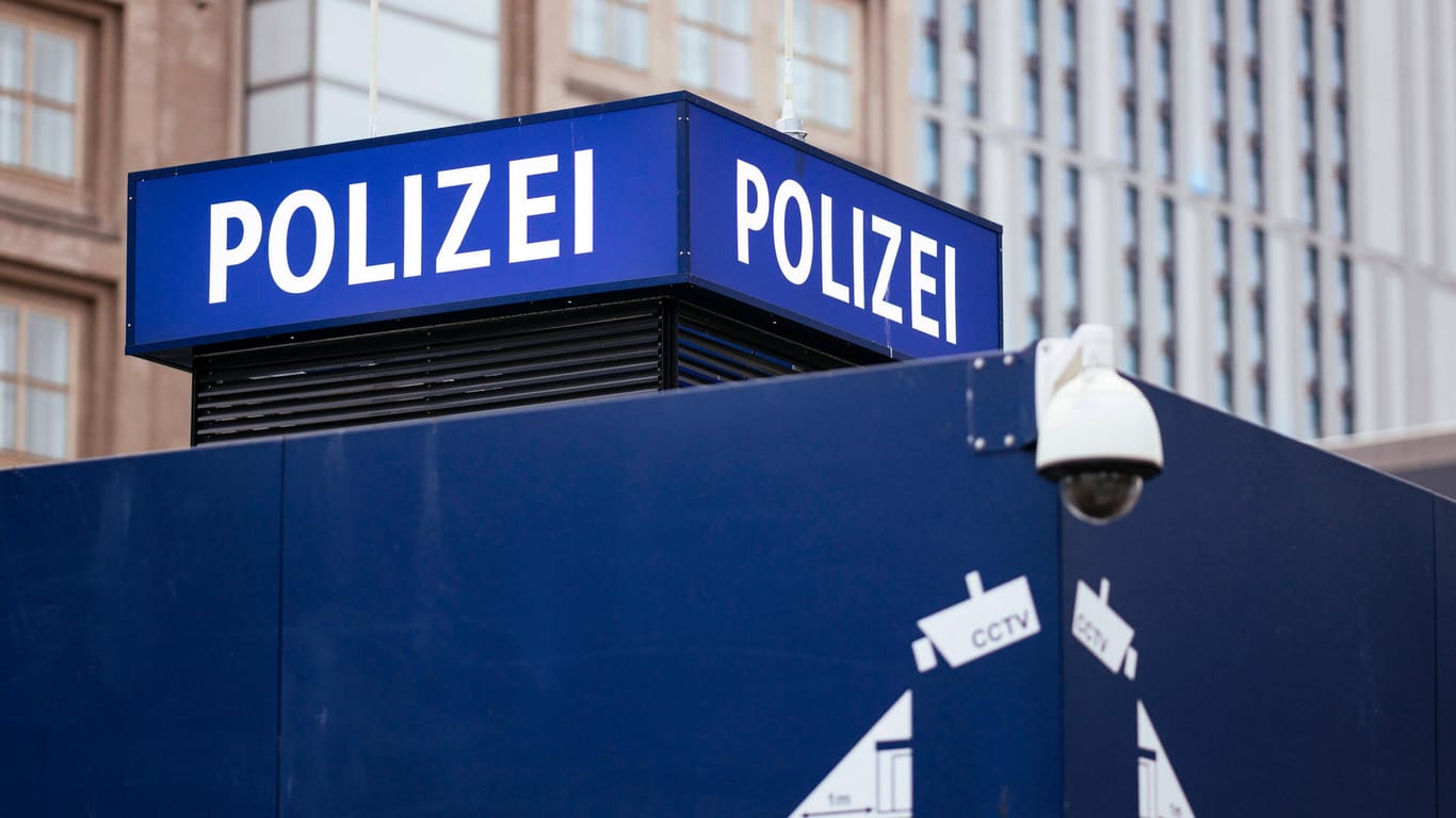 Videoüberwachung an einer Polizeistation (Symbolbild): Die Bundespolizei sucht nach einen S-Bahn-Schläger in Wuppertal.