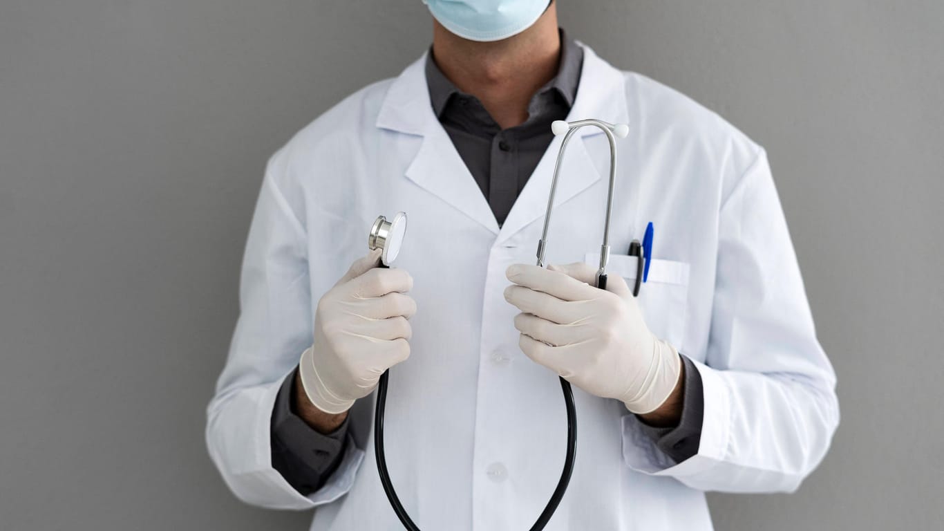 Ein Arzt hält ein Stethoskop: In Leipzig soll ein falscher Arzt praktizieren.