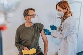 Corona-Impfung in Arztpraxen: Mittlerweile dürfen nicht mehr nur Hausärzte oder Impfzentren impfen.