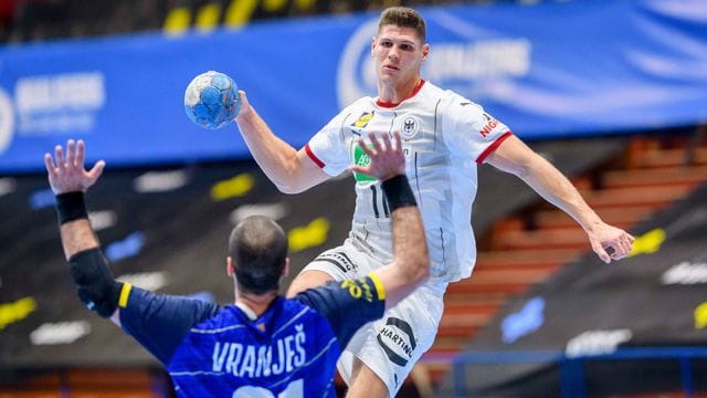 Sebastian Heymann (r) setzt sich gegen den Bosnier Vladimir Vranjes (21) durch und kommt zum Wurf.