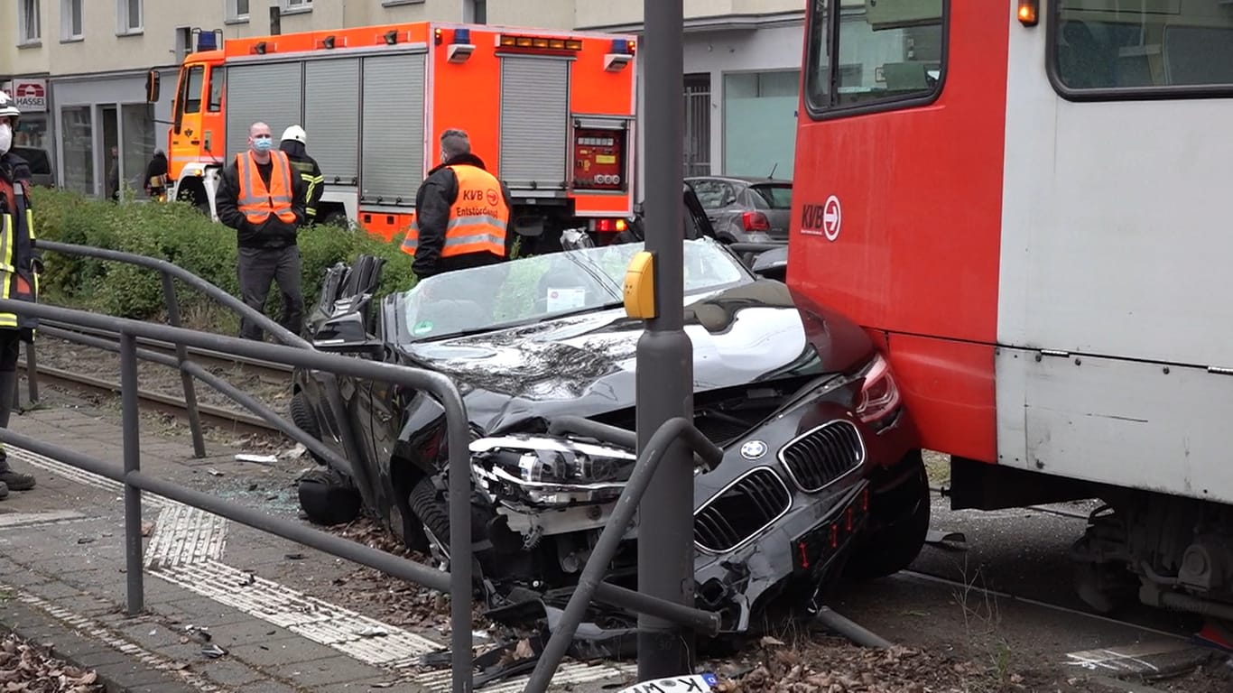 Der BMW wurde von der KVB-Bahn erfasst und eingeklemmt: Der Fahrer des zerstörten Wagens kam schwer verletzt ins Krankenhaus.