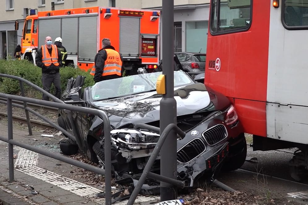 Der BMW wurde von der KVB-Bahn erfasst und eingeklemmt: Der Fahrer des zerstörten Wagens kam schwer verletzt ins Krankenhaus.