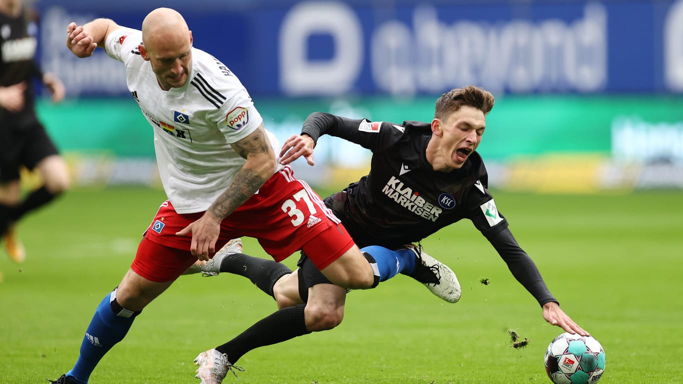 Umkämpfte Partie: Hamburgs Toni Leistner (l.) und Karlsruhes Benjamin Goller kämpfen um den Ball.