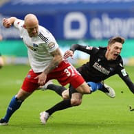 Umkämpfte Partie: Hamburgs Toni Leistner (l.) und Karlsruhes Benjamin Goller kämpfen um den Ball.