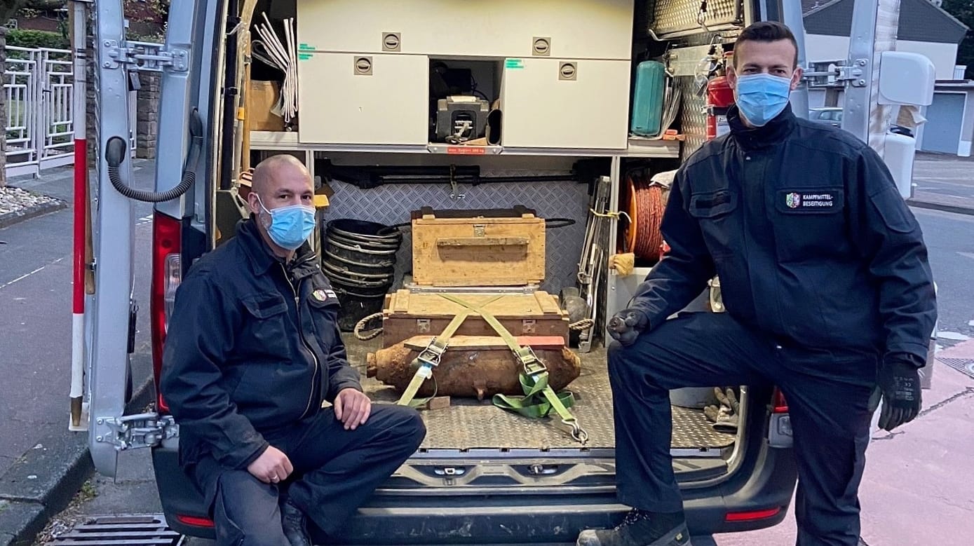 Christoph Wassenberg (l.) und Stefan Höreth vom Kampfmittelbeseitigungsdienst der Bezirksregierung Düsseldorf: Die Weltkriegsbombe konnte am Donnerstagabend erfolgreich entschärft werden.