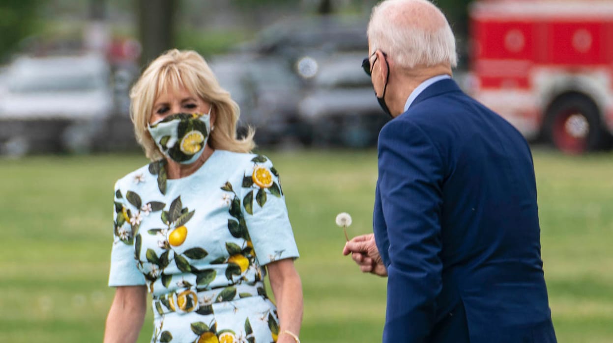 Jill und Joe Biden: Auf dem Weg zum Helikopter überreicht der US-Präsident seiner Frau einen soeben gepflückten Löwenzahn.