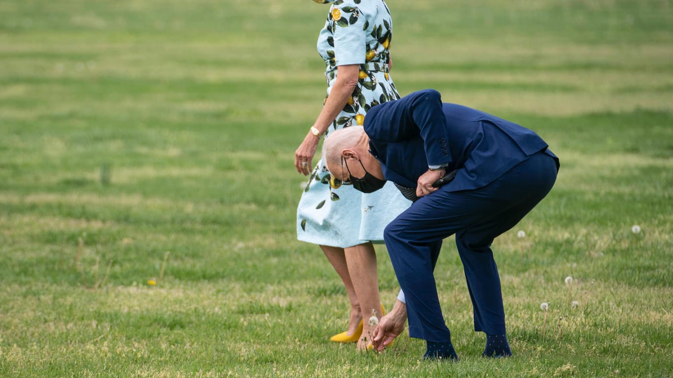 Hier pflückt Joe Biden am 100. Tag seiner Präsidentschaft eine Blume für seine Frau.