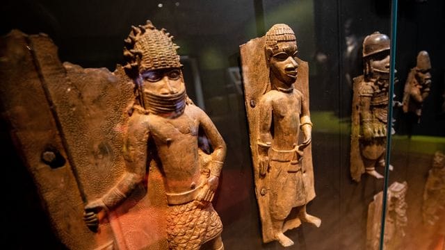 Verschiedene Reliefplatten aus Nigeria im Stuttgarter Linden-Museum, das etwas mehr als 60 Benin-Bronzen in seiner Sammlung hat. Verschiedene Reliefplatten aus Nigeria im Stuttgarter Linden-Museum, das etwas mehr als 60 Benin-Bronzen in seiner Sammlung hat.