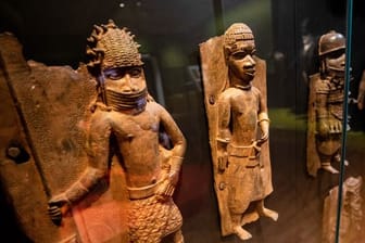 Verschiedene Reliefplatten aus Nigeria im Stuttgarter Linden-Museum, das etwas mehr als 60 Benin-Bronzen in seiner Sammlung hat.
