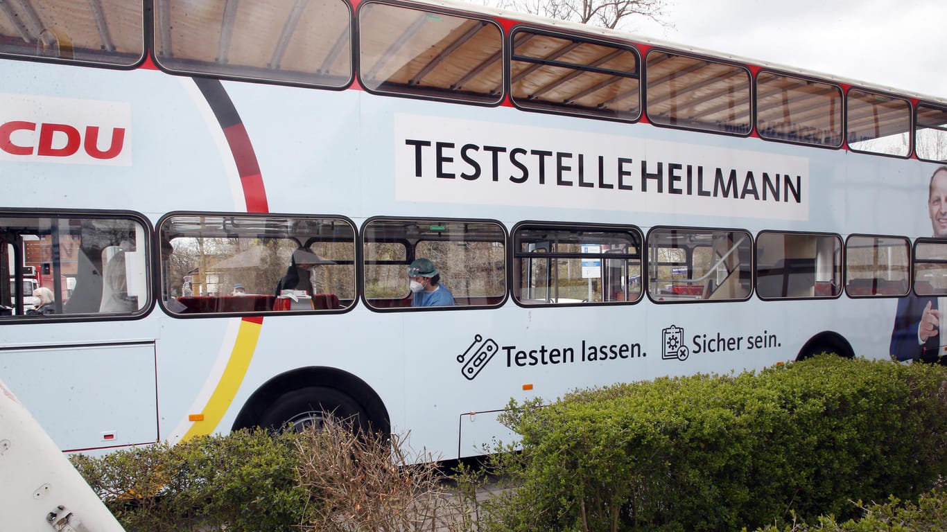 In Zusammenarbeit mit einer Apotheke hat der Bundestagsabgeordnete Heilmann (CDU) einen Bus als Teststelle in Steglitz-Zehlendorf eingerichtet: Für Bürger gibt es hier kostenlose Tests.
