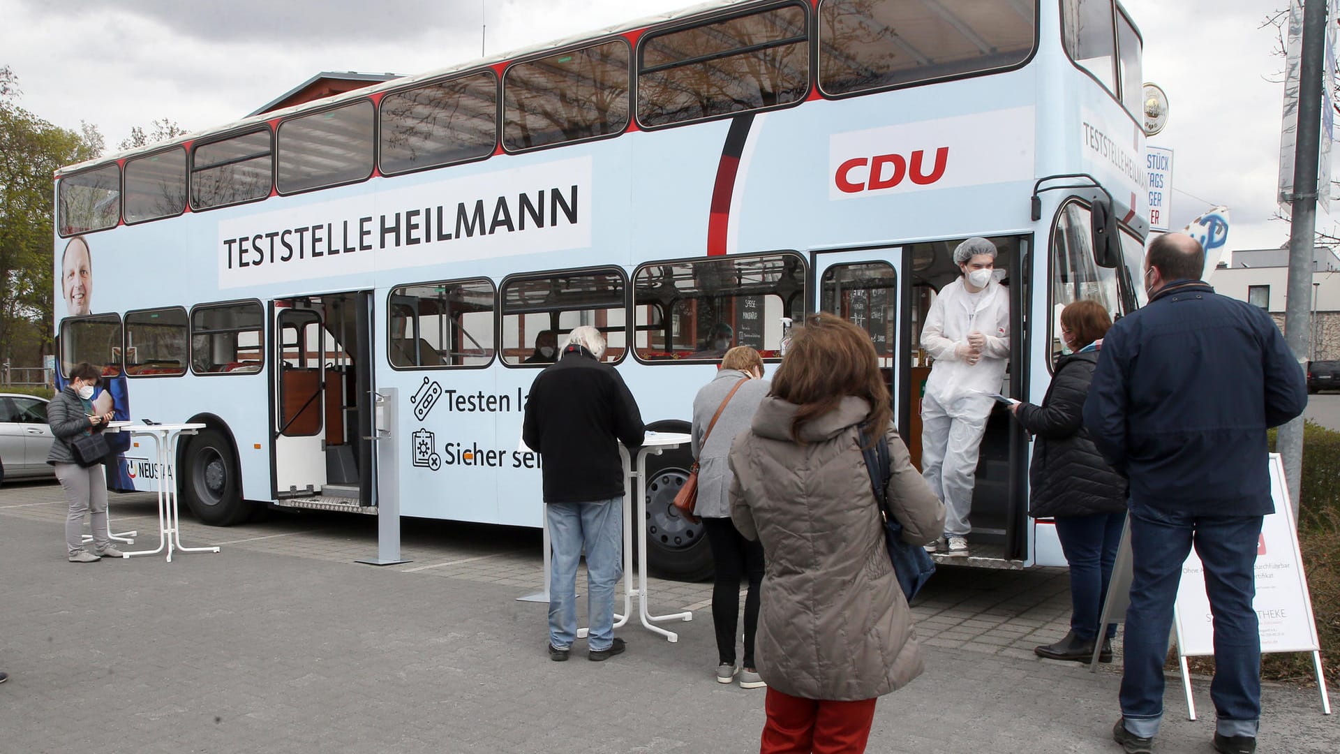 Menschen stehen vor der "Teststelle Heilmann": Den Bus stellt der CDU-Politiker Thomas Heilmann nach eigenen Angaben kostenlos zur Verfügung. Menschen stehen vor der "Teststelle Heilmann": Den Bus stellt der CDU-Politiker Thomas Heilmann nach eigenen Angaben kostenlos zur Verfügung.