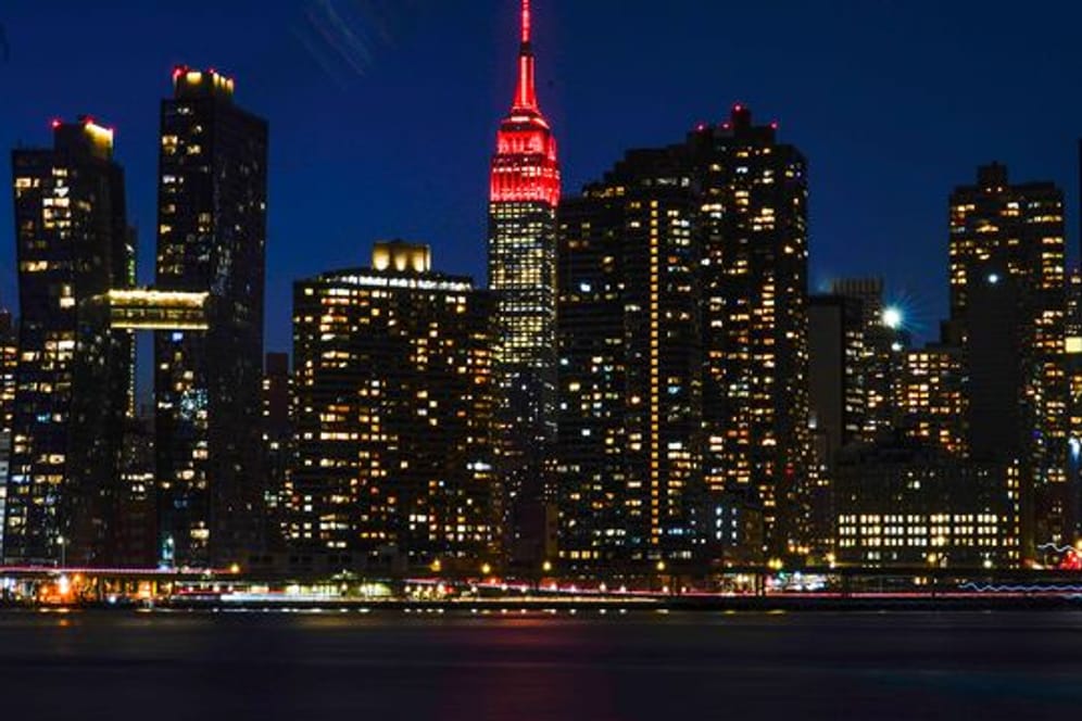 Das Empire State Building wird in Gedenken an die Hunderttausenden Corona-Toten in den USA rot beleuchtet.