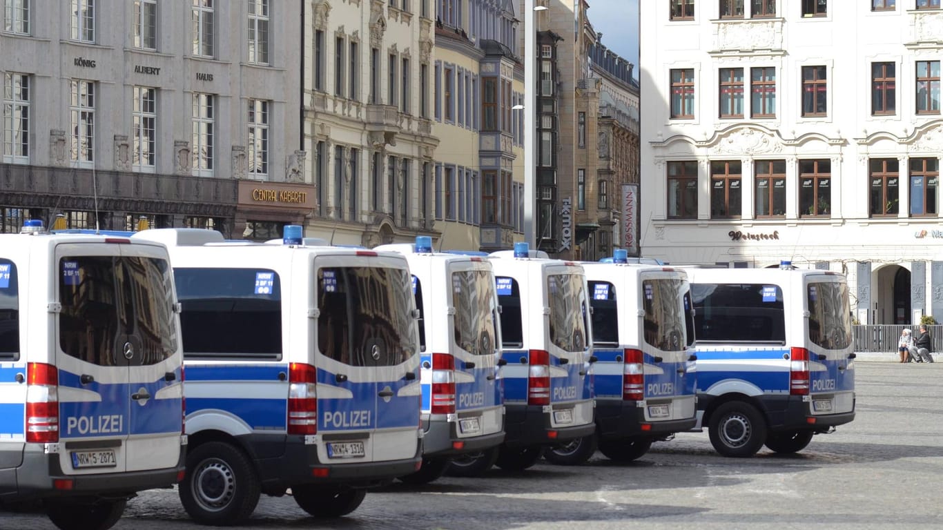 Mehrere Einsatzwagen der Polizei stehen in Leipzig (Symbolbild): Trotz Corona-Pandemie sind in der Stadt am 1. Mai mehrere Kundgebungen und Demos geplant.